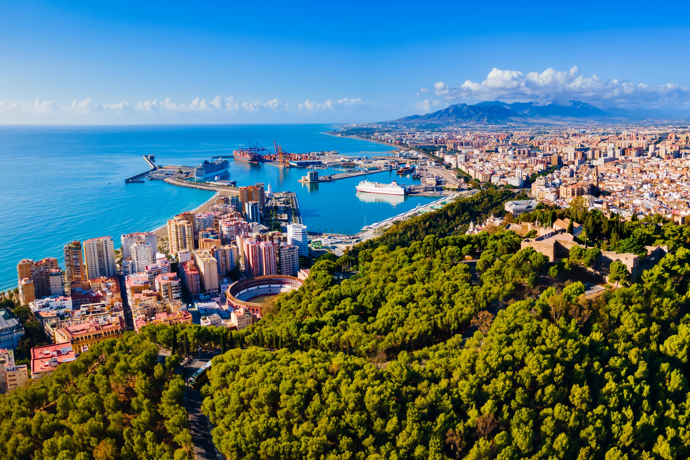Vista aérea de Málaga con el puerto y el Castillo de Gibralfaro — Apartamentos AltaHomes