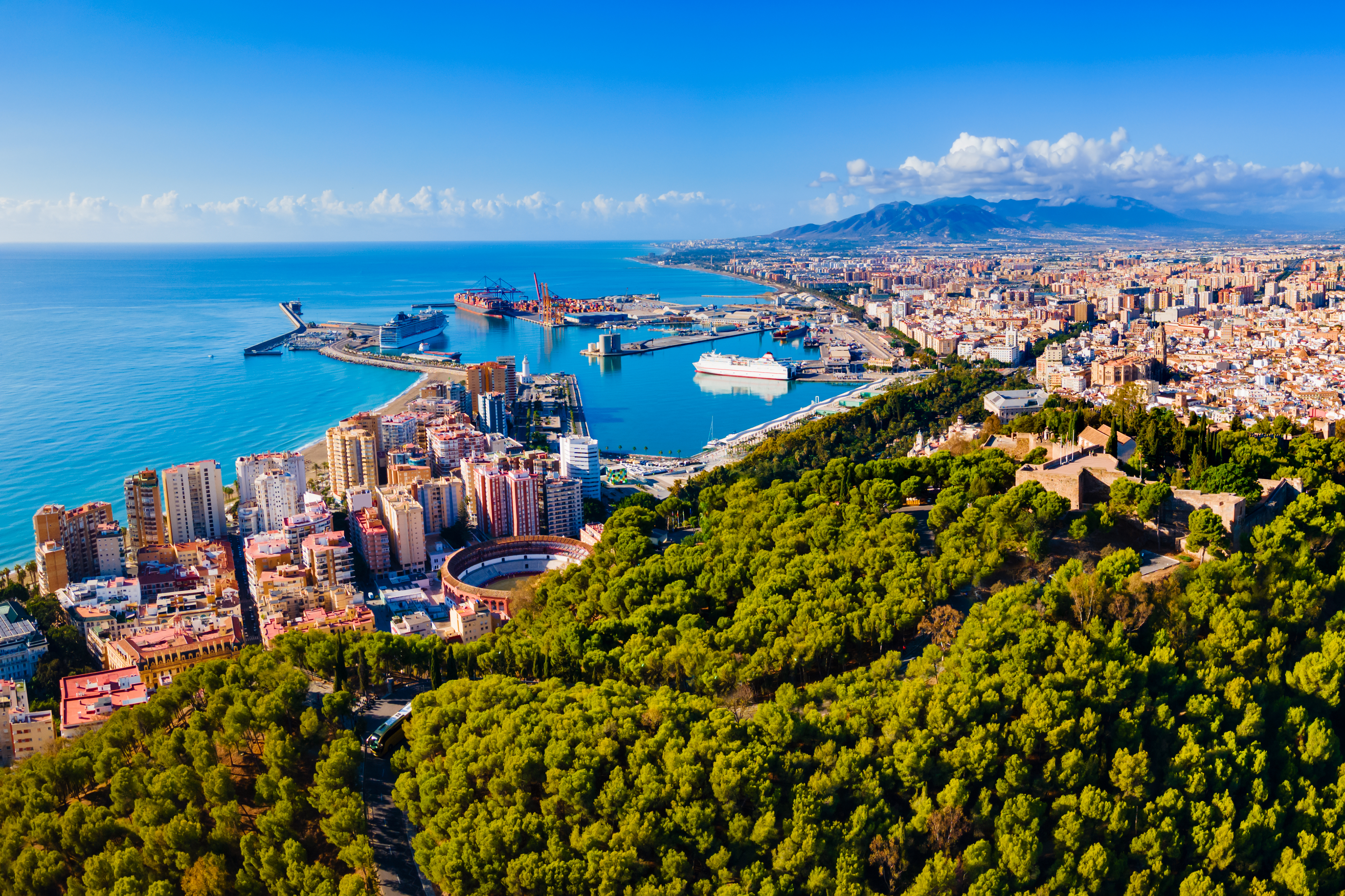 Vista aérea de Málaga con el puerto y el Castillo de Gibralfaro — Apartamentos AltaHomes